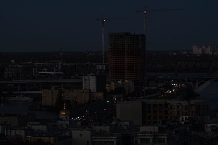 Kiev a oscuras en la noche del 31 de octubre. Ahora, por ende, han llegado las primeras nevadas.