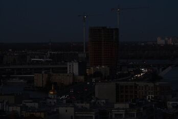 Kiev a oscuras en la noche del 31 de octubre. Ahora, por ende, han llegado las primeras nevadas.