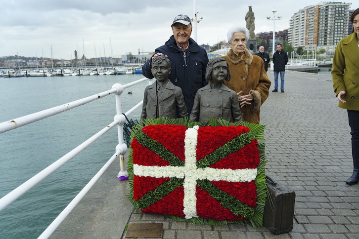 Imanol Basañez eta Iluminada Fernandez, eskulturarekin.