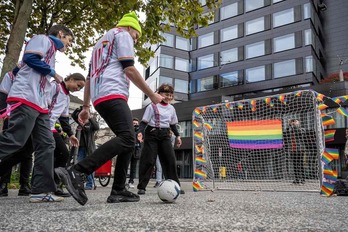 Protesta simbólica de un colectivo LGTBI+ ante la sede de la FIFA en Zúrich (Suiza). 