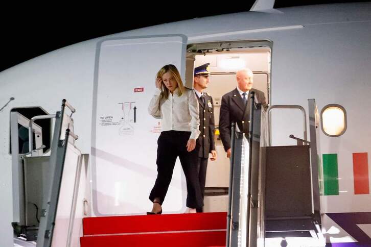 Melonia baja del avión oficial en que acudió a Bali con su hija.