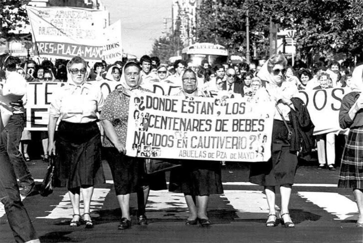 Esta campaña complementa a las que Madres y Abuelas de la Plaza de Mayo desarrollan desde 1977.