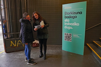 EH Bilduko kideak Ongizate Hitzarmenaren berri ematen, Iruñeako merkatal gune batean