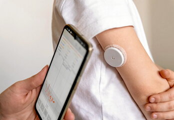 Diabetesa duen gaixo bat, sentsore bidez odoleko glukosa neurtzen.