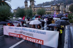 Manifestación por un justo reparto de la riqueza en Donostia