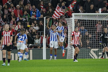 Gaby celebra con sus compañeras el gol que volvía a adelantar a la Real en el marcador, poco antes del descanso.