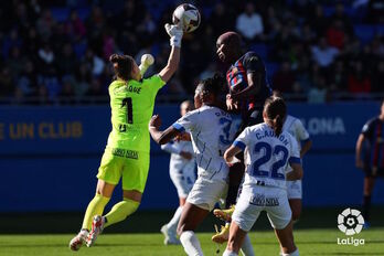 Patricia Larque Oshoalak errematatutako baloia urrundu nahian.