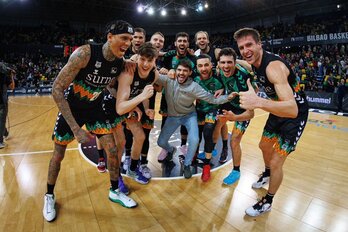 Los jugadores de Surne Bilbao Basket celebrando su victoria de récord.