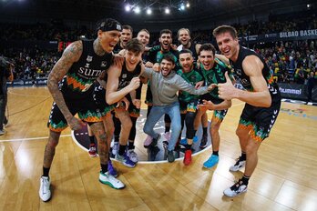 Los jugadores de Surne Bilbao Basket celebrando su victoria de récord.