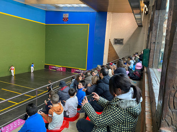 Asteburu honetako final-laurdenetako partida bat.