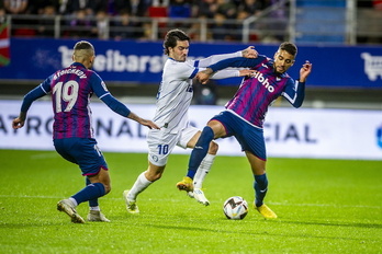 Jason y Matheus pelean por la pelota en presencia de Stoichkov.