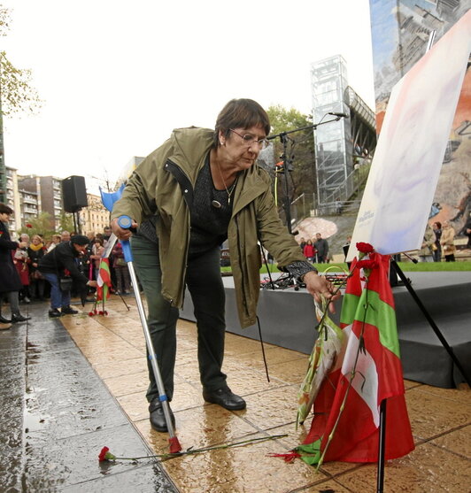 Edurne Brouard deposita un clavel rojo ante la imagen de Josu Muguruza.
