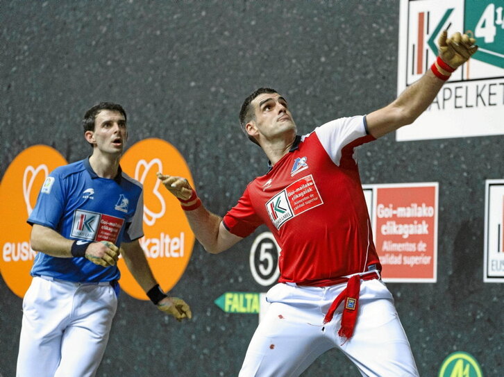 Joseba Ezkurdia, boleaz pilota astintzeko prest, atzean Jokin Altuna duela.