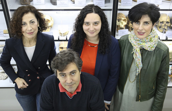 De izquierda a derecha, Conchi de la Rua, Santos Alonso, Montse Hervella y Neskuts Izagi, el equipo investigador que ha identificado y datado el hueso.