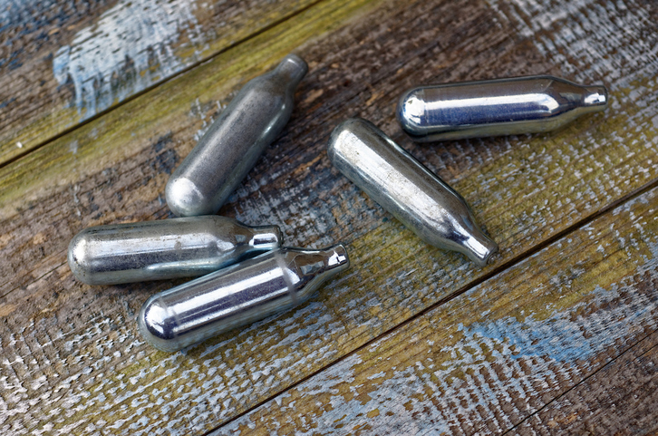 ‘El gas de la risa’ se vende en cartuchos de 8 gramos que permiten inhalarlo.