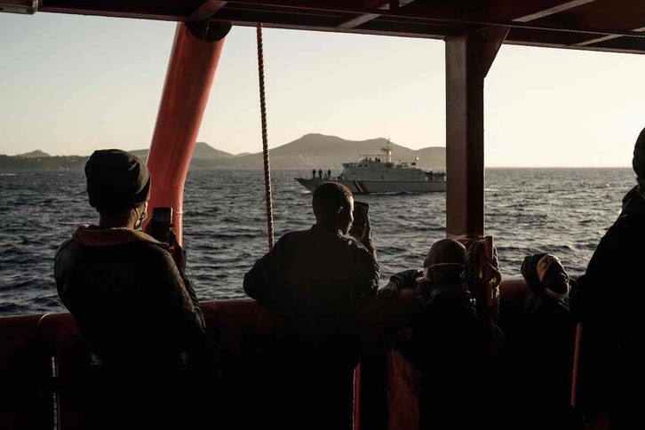 Migrantes observan desde el Ocean Viking la costa de Tolon, en Occitania.