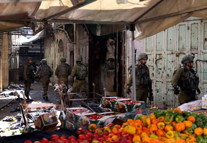 Soldados israelíes patrullan en el mercado de la Ciudad Vieja de Hebrón.