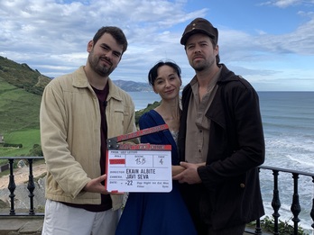 Ekain Albite, Lucia Lacarra y Matthew Golding en la escenografía de Zumaia.