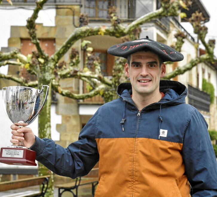 Joseba Ezkurdia, txapela eta garaikurra eskuan, Arbizuko kaleetan