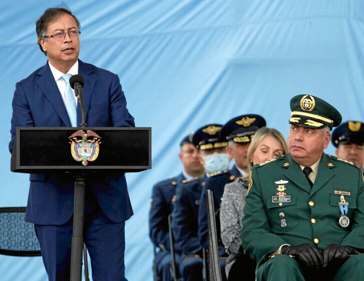El presidente colombiano, Gustavo Petro, con mandos del Ejército.