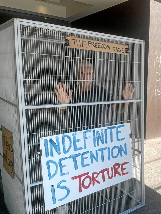 Craig Foster, dentro de una jaula en uno de sus actos. En este caso, para denunciar la detención indefinida