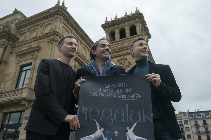 Safronkine, Okiñena y Murillo posan con el cartel de la obra en el exterior del Victoria Eugenia.