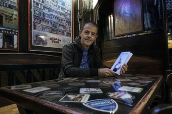 Jon Arretxe liburu berriarekin Donostiako taberna batean.