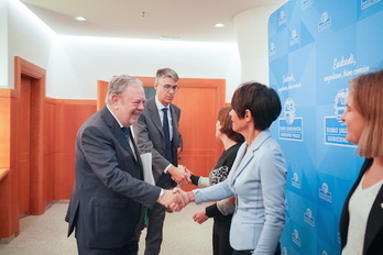 Imagen de la primera reunión entre los equipos de Economía y Hacienda y EH Bildu.