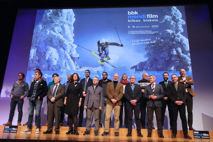 Organizadores, participantes y patrocinadores en una foto de familia del Mendi Film Bilbao Bizkaia 2022.