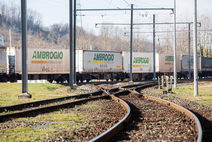 Un tren accede a la zona de transporte intermodal de Mugerre (Lapurdi).