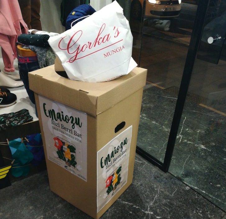 Uno de los recipientes instalados en los comercios de Mungia para recoger los artículos.