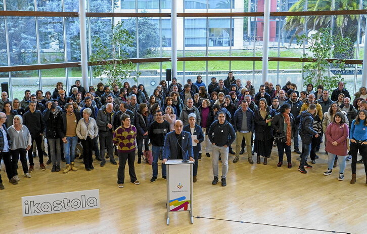 Ikastolen Elkartea osatzen duten 113 ikastoletako ordezkarien agerraldia, atzo, Donostian.