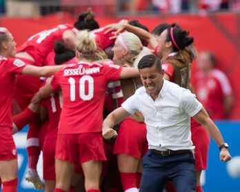John Herdman celebra un gol durante su etapa en la selección femenina de Canadá. 