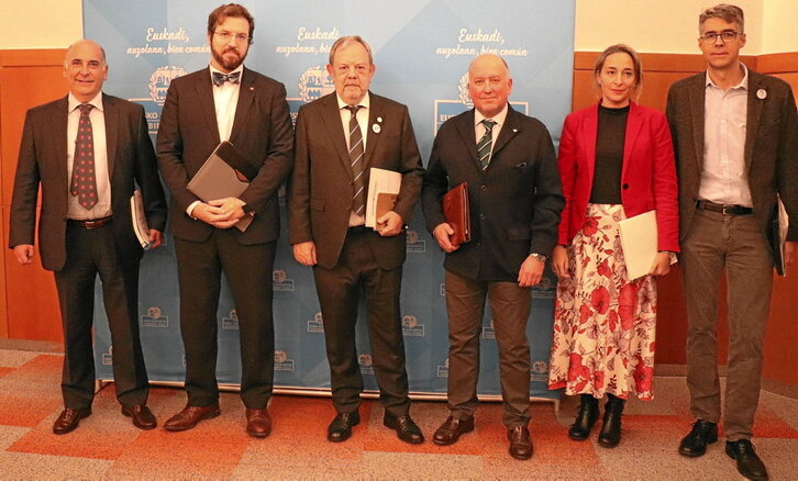 Los equipos del Departamento de Economía y Hacienda y PP+Cs, antes del inicio de la reunión.