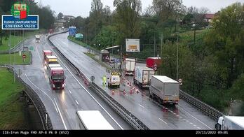 La AP-8 está cortada en Irun y el tráfico se desvía por la GI-636.