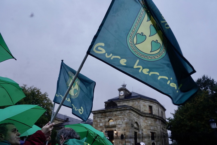 Banderas de Usansolo ante las Juntas Generales de Bizkaia.