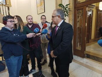Enrique Maya atiende a los medios en los pasillos del Ayuntamiento para desmentir que haya tomado la decisión de no presentarse en mayo.
