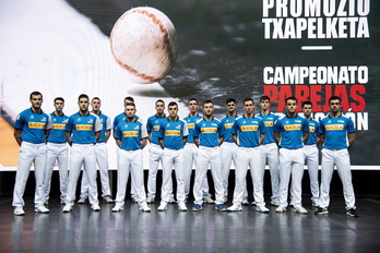 Binakako Promozio Txapelketa lehiatuko duten 16 pilotariak Bilboko Bizkaia pilotalekuan. 