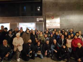 Vecinos y vecinas de Rekalde reunidos ante el Consejo de Distrito.