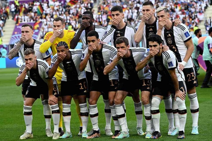 Los jugadores de Alemania han posado con la boca tapada en el inicio del partido.