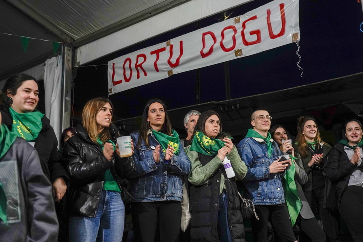 Pancarta en Usansolo celebrando la desonexión, ahora recurrida por la Abogacía del Estado.