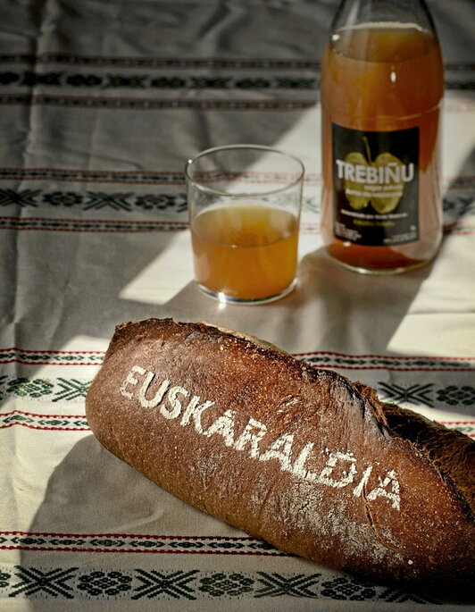 Trebiñu sagardotegiko sagarren zukuarekin egin dute ogia.