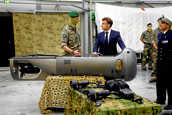 El presidente francés, Emmanuel Macron, atiende a un oficial de las fuerzas especiales de la Marina gala en la base de Saint-Mandrier-sur-Mer.