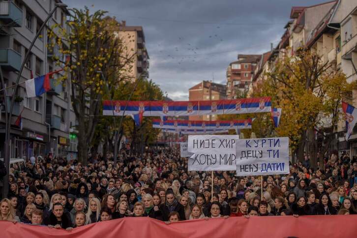 Protesta de mujeres serbokosovares en Mitrovica.