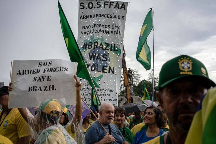 Simpatizantes de Bolsonaro reclamando un golpe militar. 