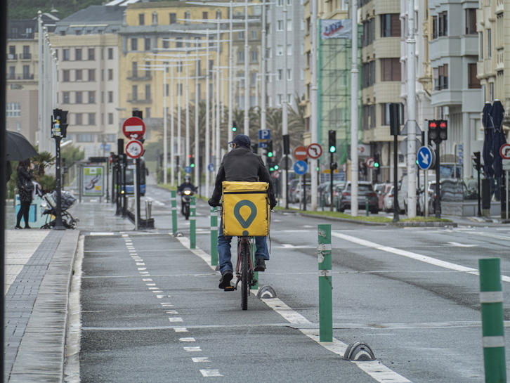Un repartidor de Glovo en Donostia.