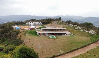 Igeldon ustez legearen kontra eraiki den txaleta.