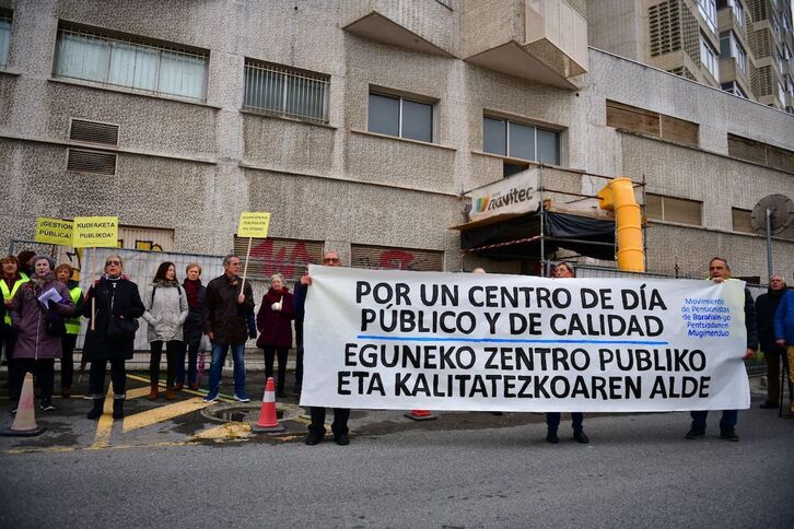 Concentración de jubilados ante el nuevo centro de día de Barañain.