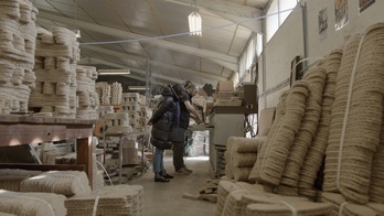 Anne Etchegoyen presentando la elaboración de las alpargatas.