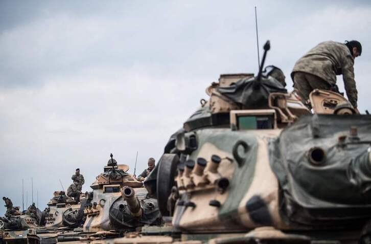 Tanques kurdos agrupados en la frontera con Siria.